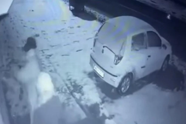SNIMCI EKSPLOZIJE U DOBANOVCIMA: Muškarac i žena razbijaju staklo palicom i ubacuju "koktele"