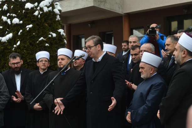 TVITERAŠ OTKRIO PRAVU ISTINU: Dok drugi reketiraju za sebe, Vučić to radi da bi napunio džepove građana!