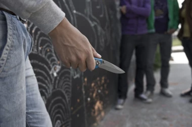Tinejdžer (16) izboden nožem u blizini škole na Novom Beogradu!