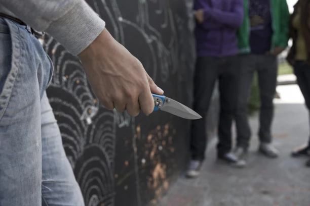 UŽAS U KUMODRAŽU! GAZDA IZBO PODSTANARA: Napili se, posvađali, pobili, pa sevnuo nož - oba muškarca u bolnici!