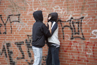 NAKON SVAĐE POTEGLI PALICE: Užasna tuča tinejdžera u školskom dvorištu u Valjevu!