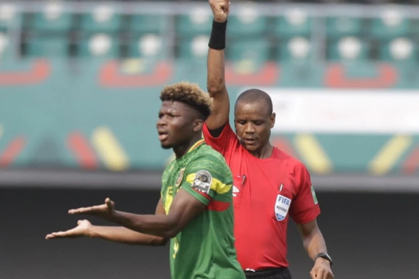 SAMO U AFRICI: Nezapamćeni SKANDAL, sudija svirao kraj u 85, pa u 89. minutu, OBEZBEĐENJE ga izvelo sa terena! (VIDEO)