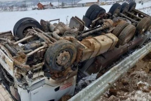 UŽASNA SCENA KOD BATOČINE: Kamion izleteo sa kolovoza, PREVRNUO SE preko bankine (FOTO)