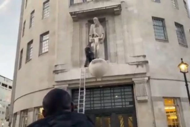 HAOS U LONDONU! OTKRIVENI GNUSNI SLUČAJEVI, OGLASILA SE I KATOLIČKA CRKVA: Čovek nasrnuo na zgradu CNN zbog SILOVANJA!