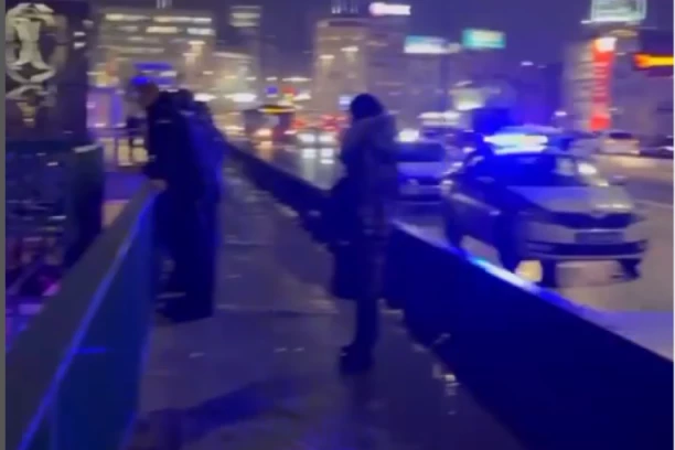 OKONČANA DRAMA NA BRANKOVOM MOSTU: Čovek pretio da će da skoči, policija uspela da SPREČI TRAGEDIJU! (VIDEO)