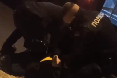 POGLEDAJTE KAKO POLICIJA HAPSI VOZAČA NA LINIJI 74: Haos u Mirijevu - saobraćaj blokiran sat vremena(VIDEO)