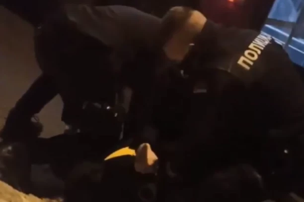 POGLEDAJTE KAKO POLICIJA HAPSI VOZAČA NA LINIJI 74: Haos u Mirijevu - saobraćaj blokiran sat vremena(VIDEO)