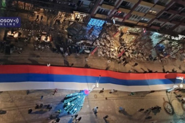 PRELEP PRIZOR U JUŽNOJ POKRAJINI: Srpska trobojka duga 250 metara razvijena u Severnoj Mitrovici (VIDEO)