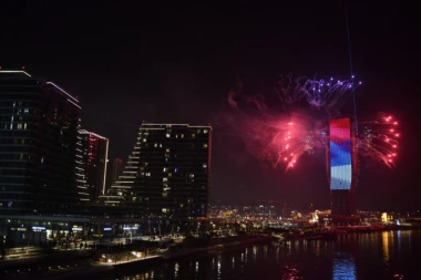 SPEKTAKULARAN VATROMET SA KULE BEOGRAD: Srpska Nova godina dočekana svečano u Beogradu na vodi i kod Hrama (VIDEO)