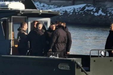 SRBIJA POLA MESECA TRAGA ZA NESTALIM MATEJEM, OVO SU NAJNOVIJE INFORMACIJE: Ministar i otac nestalog mladića na čamcu Žandarmerije pretražuju reku(VIDEO)