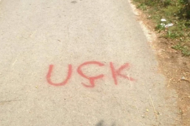 POLITIKA ALJBINA KURTIJA U "PUNOM SJAJU"! Opet incident u Ugljaru! Natpisi UČK osvanuli na dečjem igralištu!