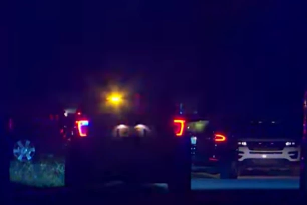 UŽAS U PARKU: Kraj pešačke staze pronađena tela muškarca i žene! Policija na nogama, traži se CRNI "SEDAN"!