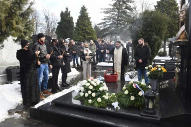 Mali Željko na pomenu dedi Arkanu VIKAO SAMO JEDNO IME! (VIDEO)