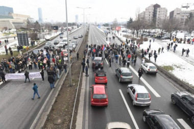 NOVO MALTRETIRANJE GRAĐANA! Ćutini "ekolozi" prevršili svaku meru, pogledajte koliko malo ljudi blokira Srbiju! (FOTO, VIDEO)