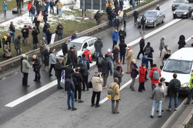 PROTEST U LOZNICI: Umesto najavljene blokade Ibarske magistrale, "ekolozi" se okupili na šetalištu