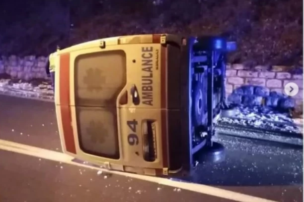 VOZAČ MRTAV UMORAN ZASPAO ZA VOLANOM! Prevrnulo se vozilo Hitne pomoći kod Užica!