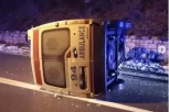 VOZAČ MRTAV UMORAN ZASPAO ZA VOLANOM! Prevrnulo se vozilo Hitne pomoći kod Užica!