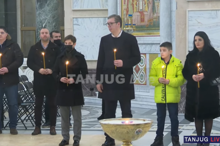 ČETIRI GODINE OD UBISTVA OLIVERA IVANOVIĆA! Vučič u Hramu Svetog Save zapalio sveću u čast istaknutog političara sa KiM! (VIDEO)