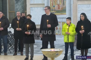 ČETIRI GODINE OD UBISTVA OLIVERA IVANOVIĆA! Vučič u Hramu Svetog Save zapalio sveću u čast istaknutog političara sa KiM! (VIDEO)