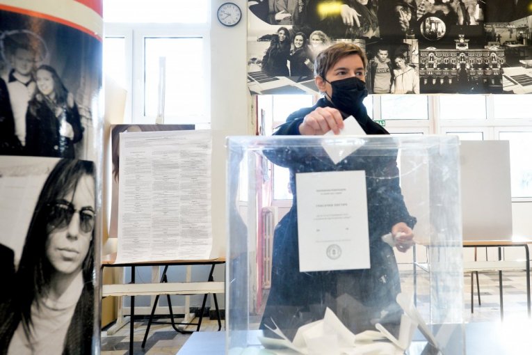 ANA BRNABIĆ OBAVILA SVOJU DUŽNOST: Premijerka glasala na referendumu o izmeni Ustava Srbije (FOTO)