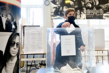 ANA BRNABIĆ OBAVILA SVOJU DUŽNOST: Premijerka glasala na referendumu o izmeni Ustava Srbije (FOTO)