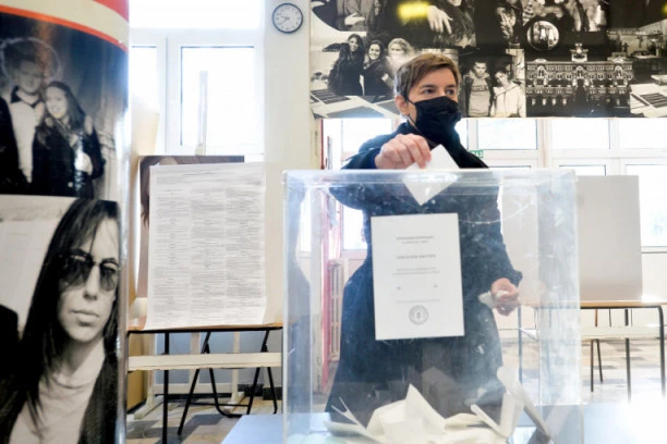 ANA BRNABIĆ OBAVILA SVOJU DUŽNOST: Premijerka glasala na referendumu o izmeni Ustava Srbije (FOTO)