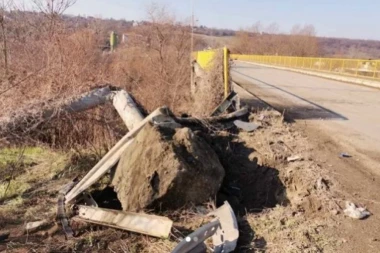 POGINULA ŽENA, MUŠKARAC TEŠKO POVREĐEN! Stravična saobraćajka kod Niša! OD SILINE UDARCA BANDERA IŠČUPANA IZ ZEMLJE! (FOTO)