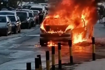 GORI AUTOMOBIL NA MILJAKOVCU: Vozaču buknula vatra ispod haube u toku vožnje (VIDEO)