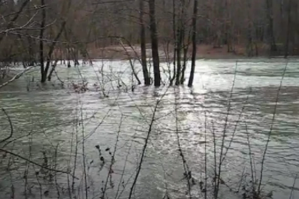 SPASIOCI IZVUKLI TELO IZ NIŠAVE: Nepoznata osoba se utopila kod centra Roda