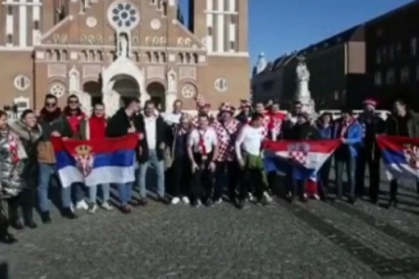 POJAVIO SE NEVEROVATAN SNIMAK: Srbi i Hrvati napravili feštu na ulicama Segedina, zajedno NAZDRAVLJALI pred početak meča! (VIDEO)