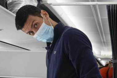 NOVAK LEFT SERBIA! Djoković accompanied by a large number of bodyguards! (VIDEO)