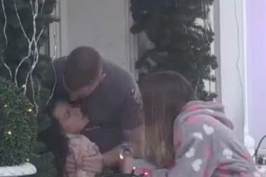 NE MOGU DA JE DOZOVU SVESTI, ONA LEŽI, TRZA SE I MUMLA: Tara pala u nesvest, HITNO IZVEDENA IZ ZADRUGE! (VIDEO)