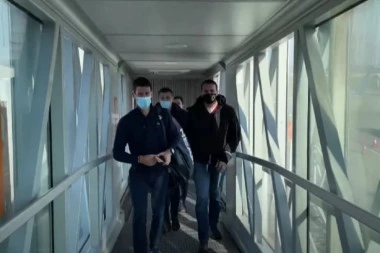 CRNOGORCI BI DA PROTERAJU NOVAKA! Đoković u Tivtu, ljudi traže deportaciju! (FOTO)