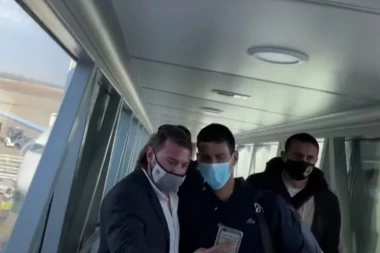 MAJKA SA BEBOM PRIŠLA ĐOKOVIĆU NA OSTROGU: Novak nije mogao da zadrži OSMEH, prelepa scena (VIDEO)