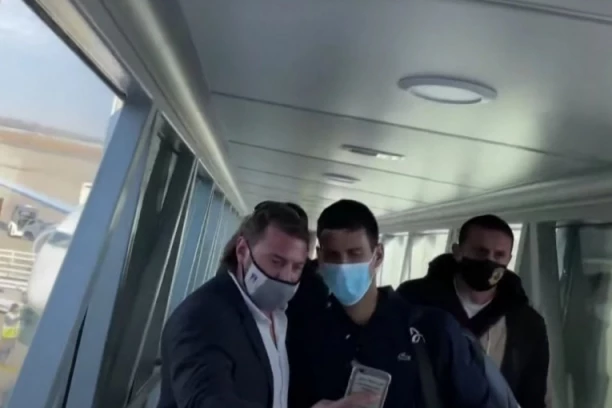 MAJKA SA BEBOM PRIŠLA ĐOKOVIĆU NA OSTROGU: Novak nije mogao da zadrži OSMEH, prelepa scena (VIDEO)