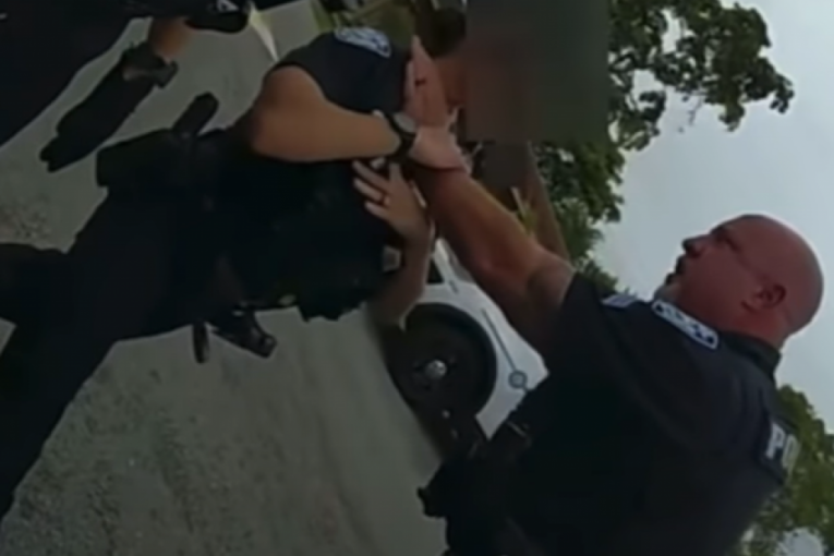 BRUTALNO! Policajac uhvatio koleginicu za vrat, UMALO JE UDAVIO! RAZLOG JE TEK ZAPANJUJUĆI! (VIDEO)