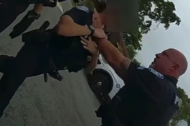 BRUTALNO! Policajac uhvatio koleginicu za vrat, UMALO JE UDAVIO! RAZLOG JE TEK ZAPANJUJUĆI! (VIDEO)