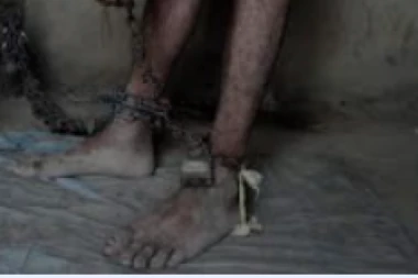 GODINAMA ZLOSTAVLJAO AUTISTIČNOG BRATA! Naterao ga čak i da sebi iskopa grob! U LANCIMA SE TETURAO DO SMEĆA DA BI NEŠTO POJEO!