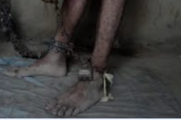 GODINAMA ZLOSTAVLJAO AUTISTIČNOG BRATA! Naterao ga čak i da sebi iskopa grob! U LANCIMA SE TETURAO DO SMEĆA DA BI NEŠTO POJEO!