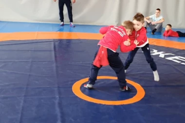 ODVOJITE DETE OD TELEFONA I USMERITE GA NA ZDRAV ŽIVOT! Rvački klub Crvena zvezda pokreće sjajnu akciju! (FOTO)