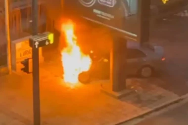 DRAMA U CENTRU BEOGRADA: Gori automobil kod Jugoslovenskog dramskog pozorišta (VIDEO)