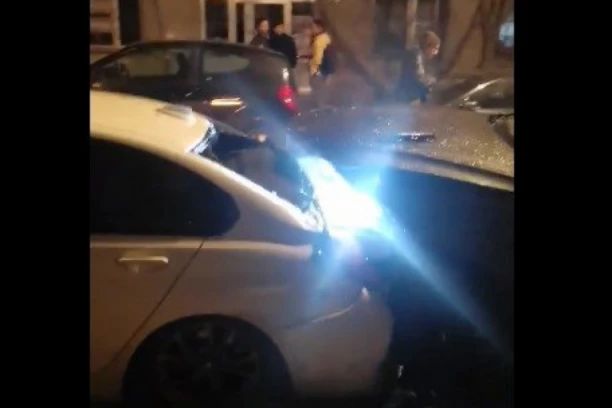 DRAMA NA SLAVIJI: U velikoj brzini uleteo u ulicu, udario desetak automobila (VIDEO)