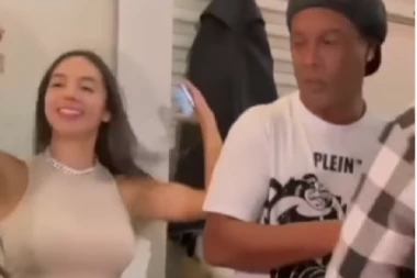 ISPUNJAVA SVE ŽELJE! Ronaldinjo odmah prešao na stvar! (VIDEO)