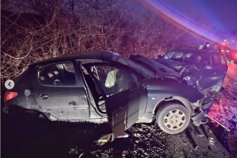 TEŽAK SUDAR TRI VOZILA KOD SREMSKIH KARLOVACA! Povređeni žena i dete, VOZAČ KOJI JE IZAZVAO NESREĆU POBEGAO! (FOTO)