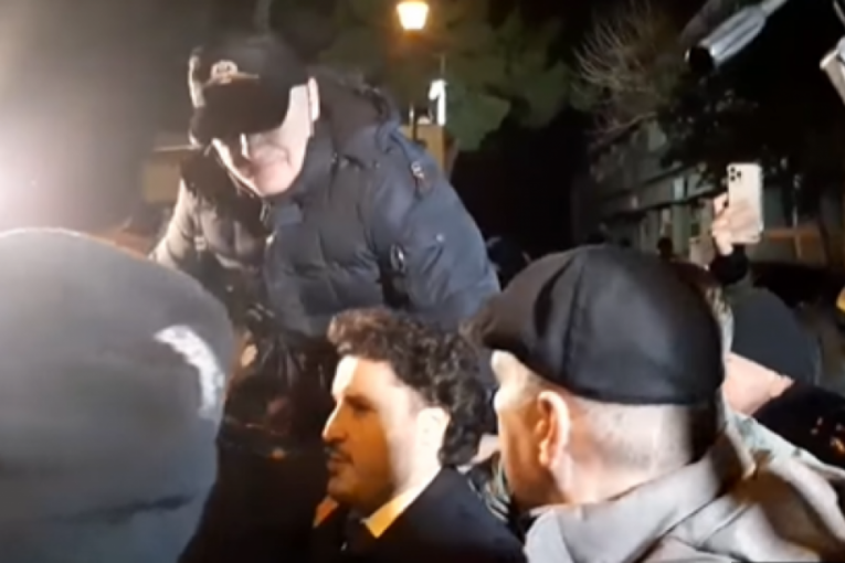 INCIDENT TOKOM PROTESTA U CRNOJ GORI: Dritan ušao u masu, građani ga sprečili da im se OBRATI (VIDEO)