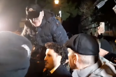 INCIDENT TOKOM PROTESTA U CRNOJ GORI: Dritan ušao u masu, građani ga sprečili da im se OBRATI (VIDEO)
