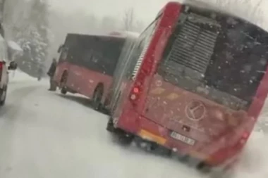 GUŽVA, UDESI I HAOS: Sneg stvorio kolaps u Beogradu, AUTOBUSI SLETELI SA PUTA (FOTO)