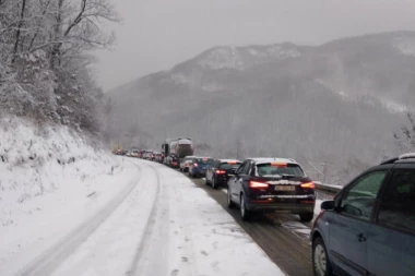 NORMALIZOVAN SAOBRAĆAJ KA ČAČKU, U SMERU KA UŽICU PUT I DALJE ZAKRČEN: Lančani sudar izazvao kolaps u saobraćaju (VIDEO)