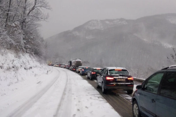 NORMALIZOVAN SAOBRAĆAJ KA ČAČKU, U SMERU KA UŽICU PUT I DALJE ZAKRČEN: Lančani sudar izazvao kolaps u saobraćaju (VIDEO)