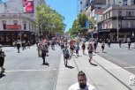 PROTESTI U MELBURNU! AUSTRALIJA NA NOGAMA ZBOG NOVAKA ĐOKOVIĆA! Politička odluka koja se vratila da ih PROGONI! (VIDEO)